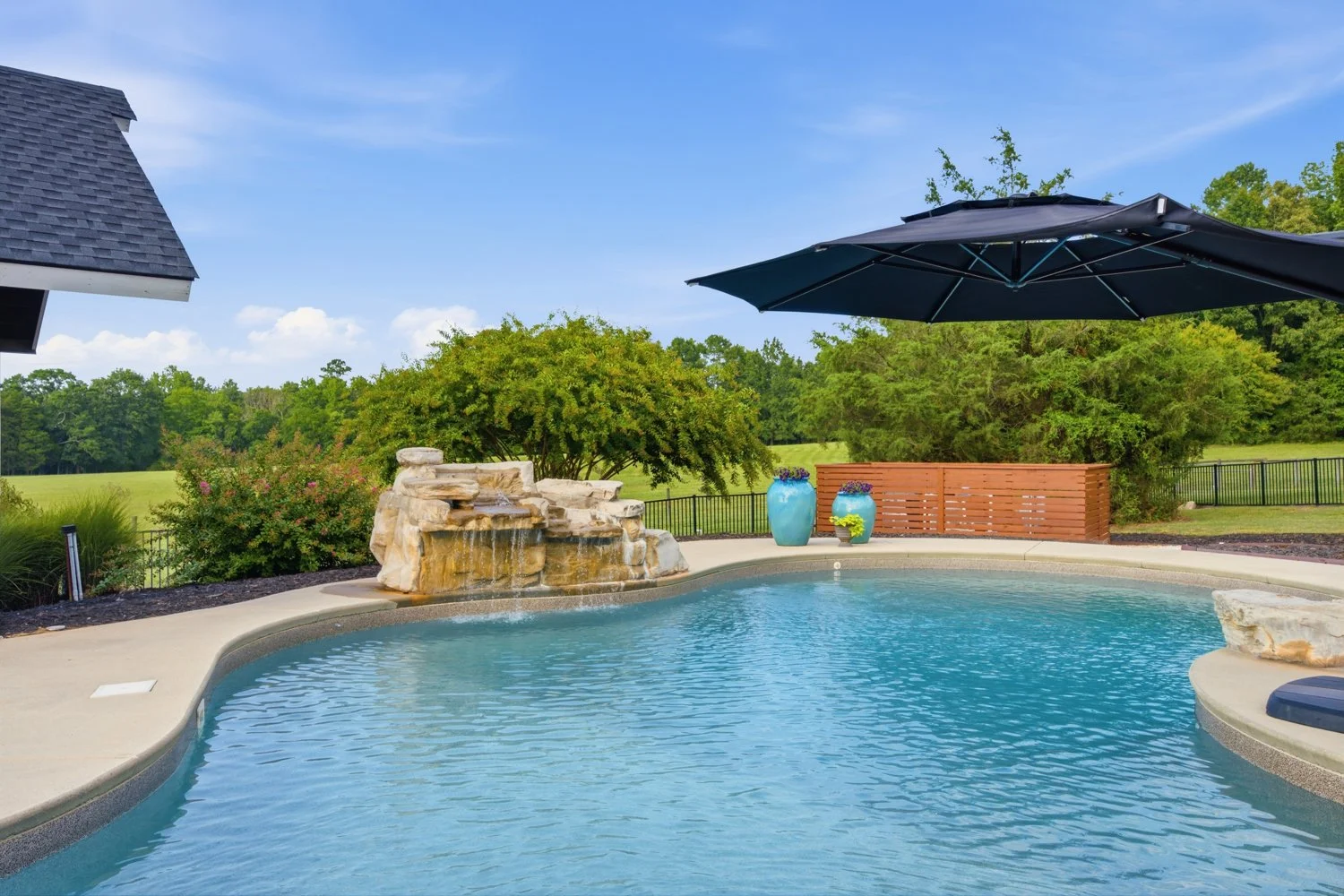 POOL & OUTDOOR LIVING