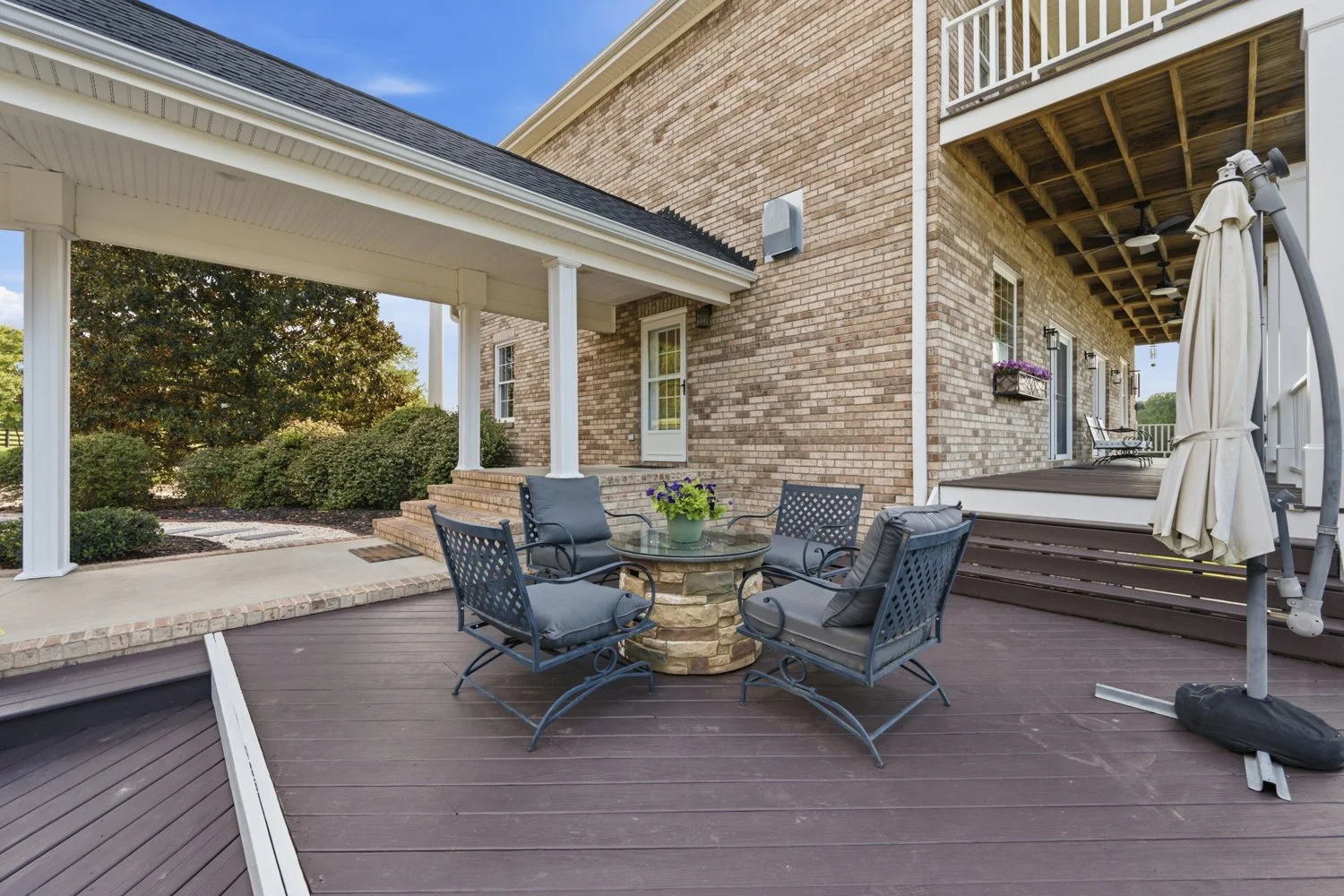 POOL & OUTDOOR LIVING