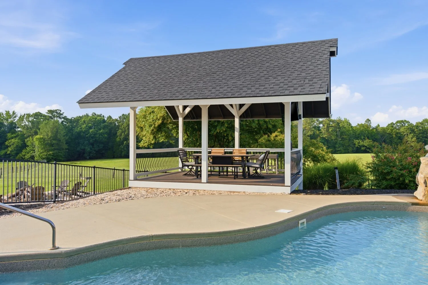 POOL & OUTDOOR LIVING
