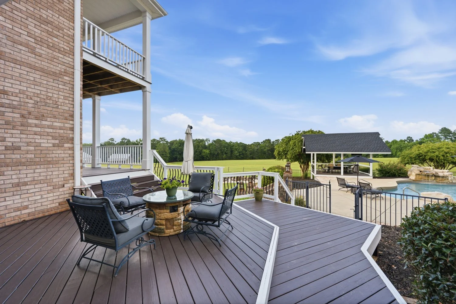 POOL & OUTDOOR LIVING