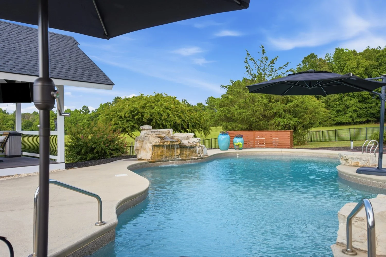 POOL & OUTDOOR LIVING