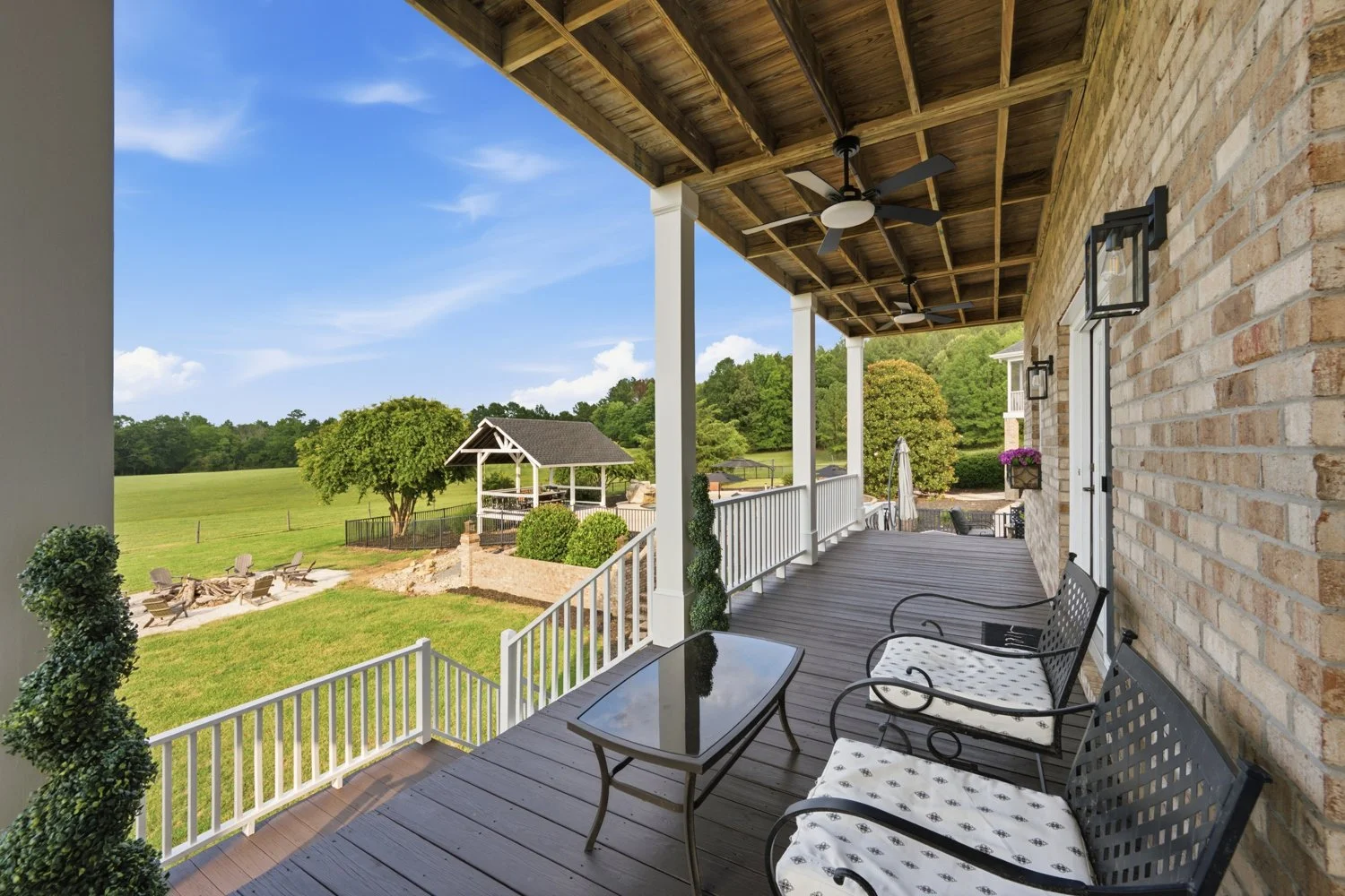 POOL & OUTDOOR LIVING