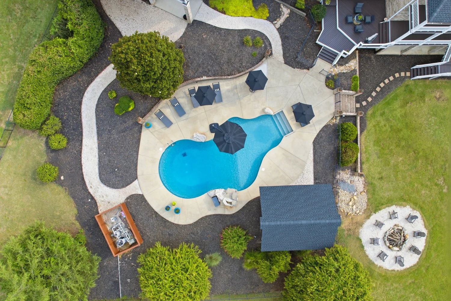 POOL & OUTDOOR LIVING