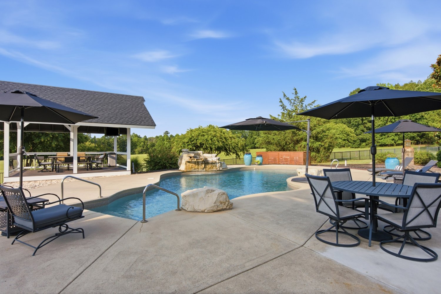 POOL & OUTDOOR LIVING