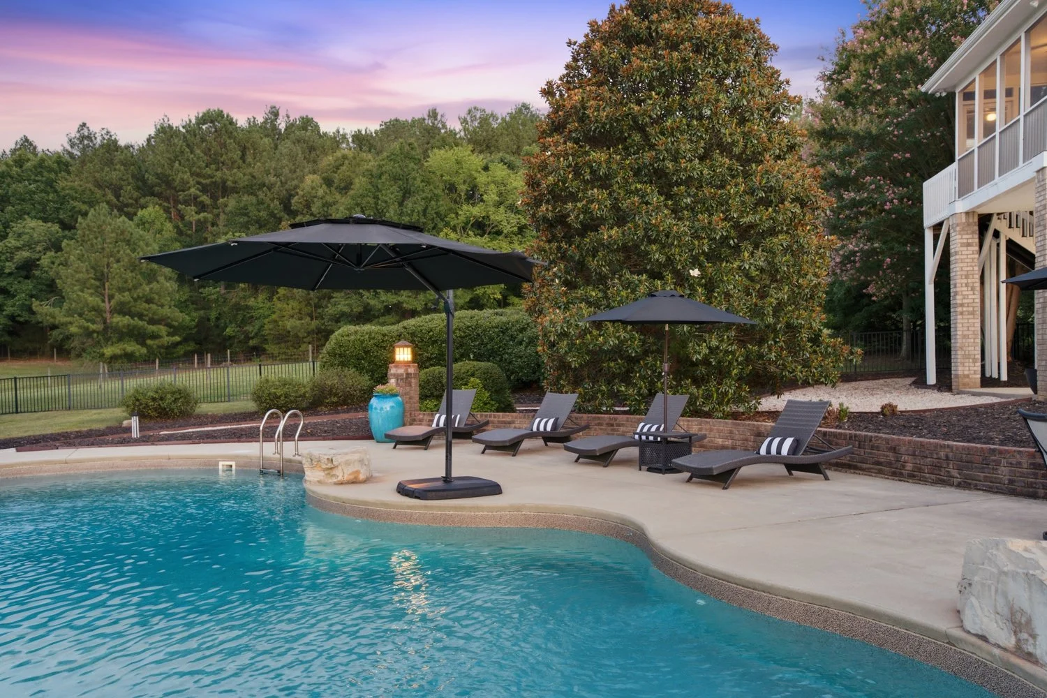 POOL & OUTDOOR LIVING