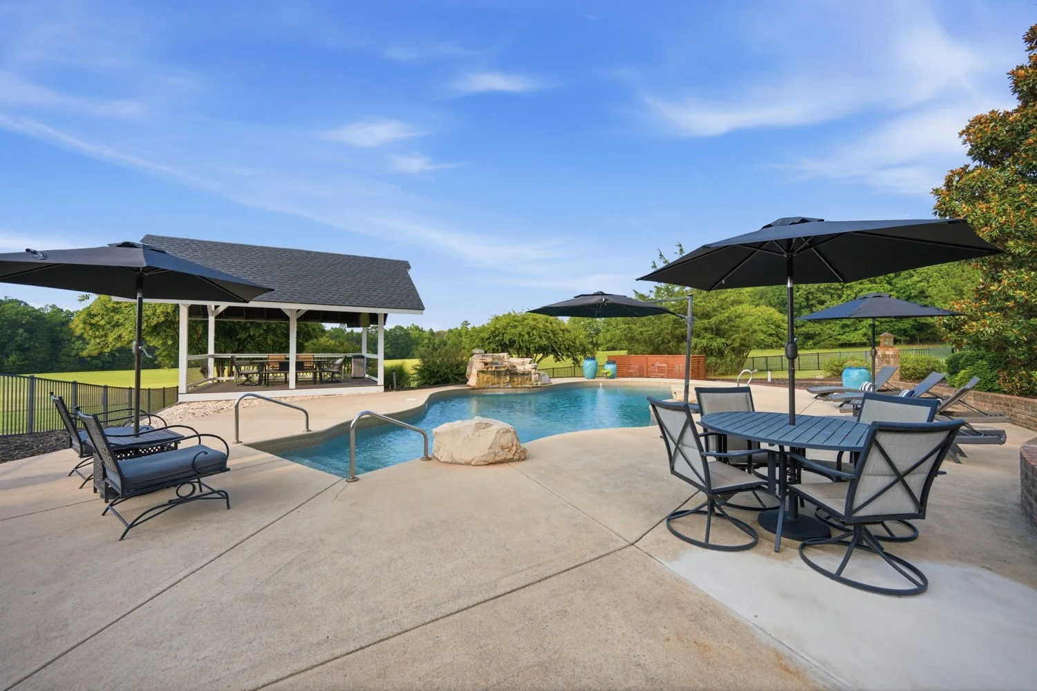 POOL & OUTDOOR LIVING