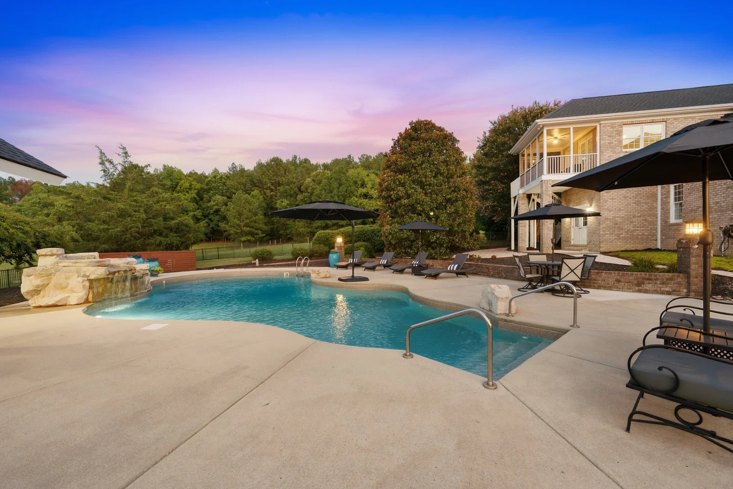POOL & OUTDOOR LIVING