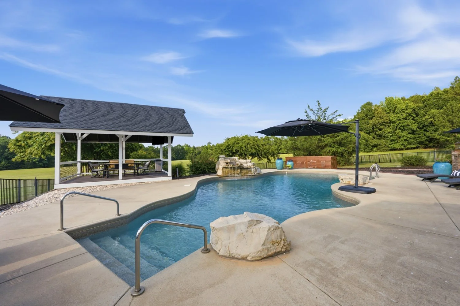 POOL & OUTDOOR LIVING