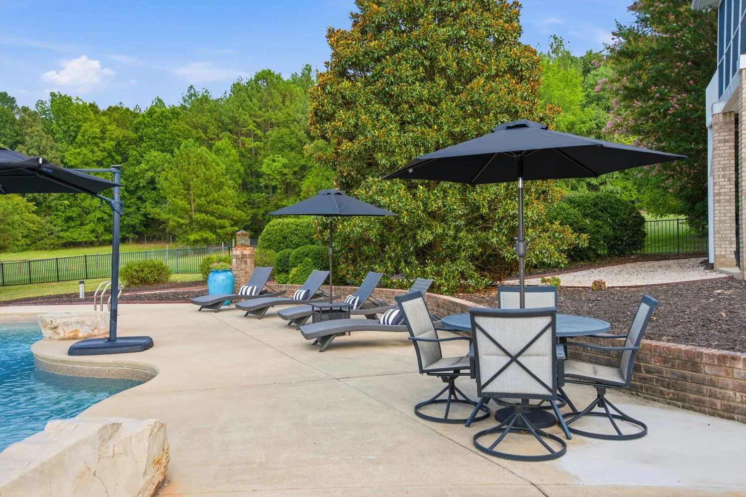 POOL & OUTDOOR LIVING