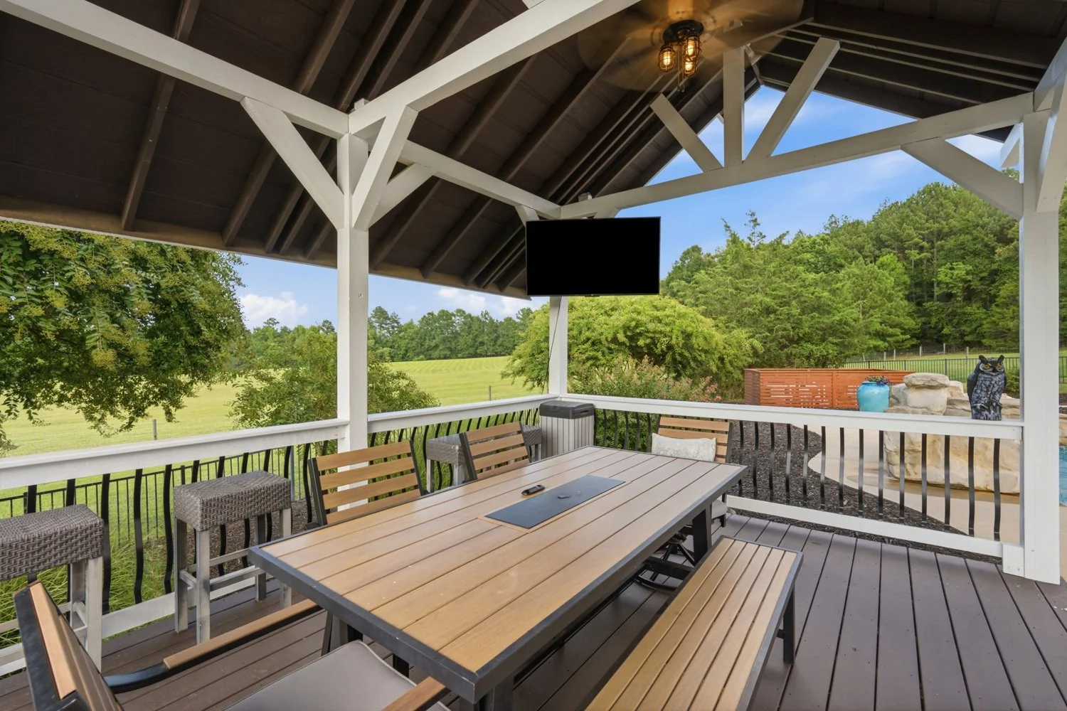 POOL & OUTDOOR LIVING