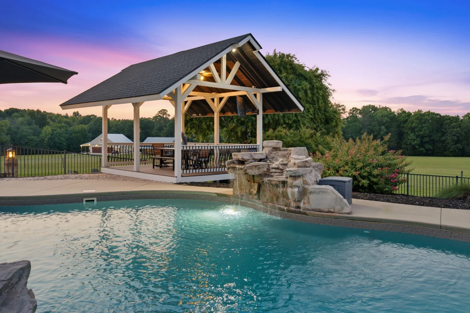 POOL & OUTDOOR LIVING