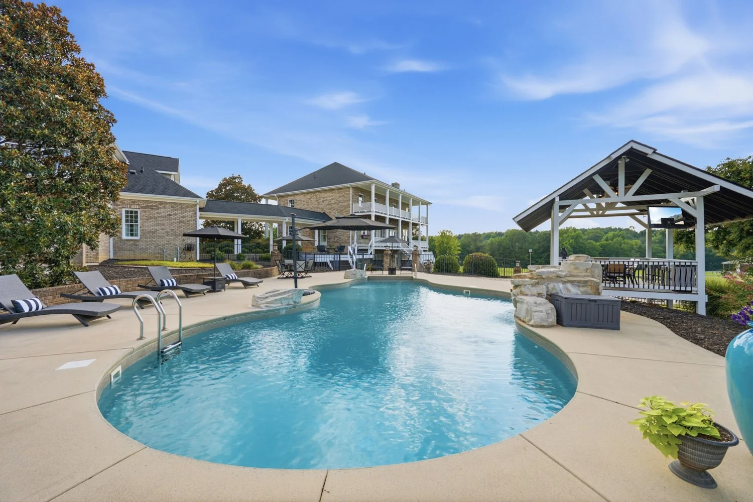 POOL & OUTDOOR LIVING