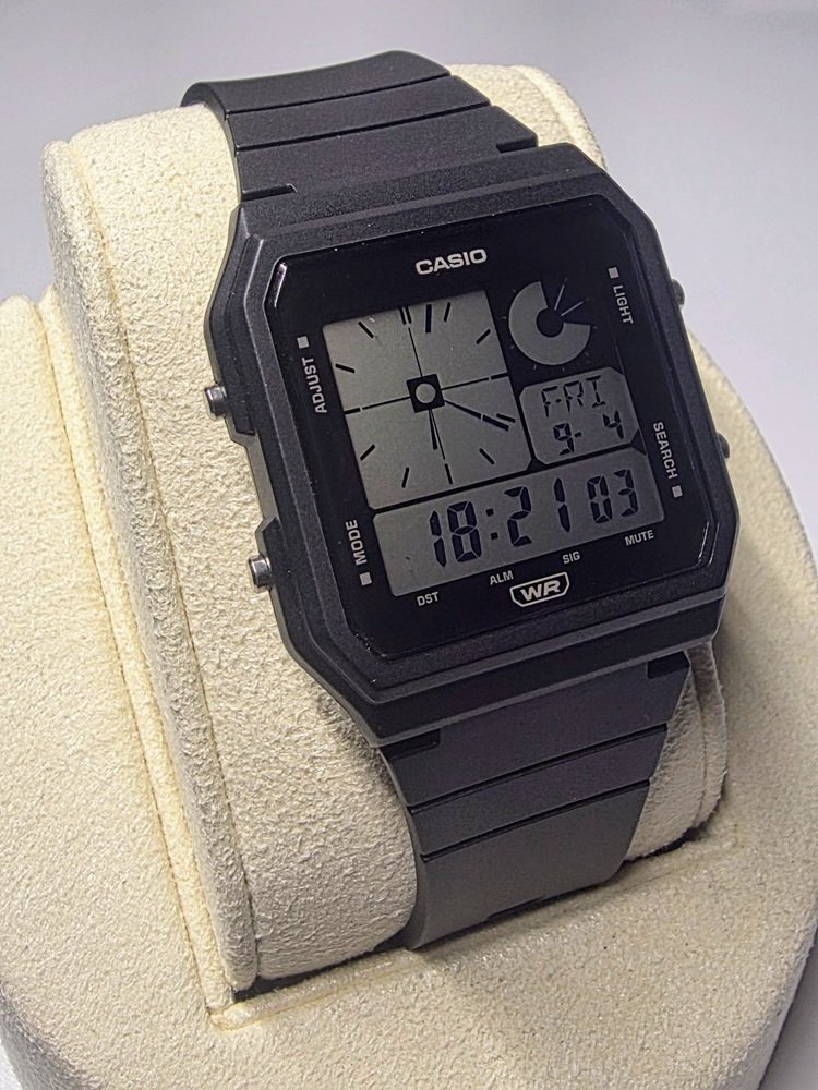 Casio LF-20W-1AEF Right.jpg