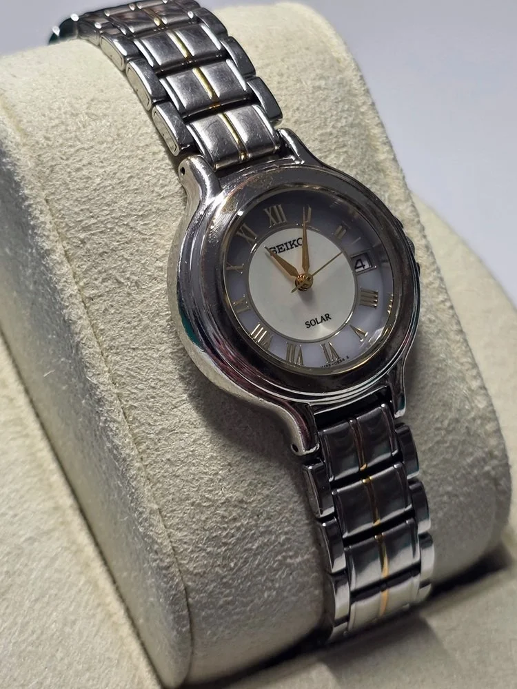 Seiko Solar V182-0C70 Right.jpg