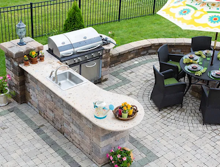 outdoor-kitchen-design-denver-soulshine-landscpaing.png