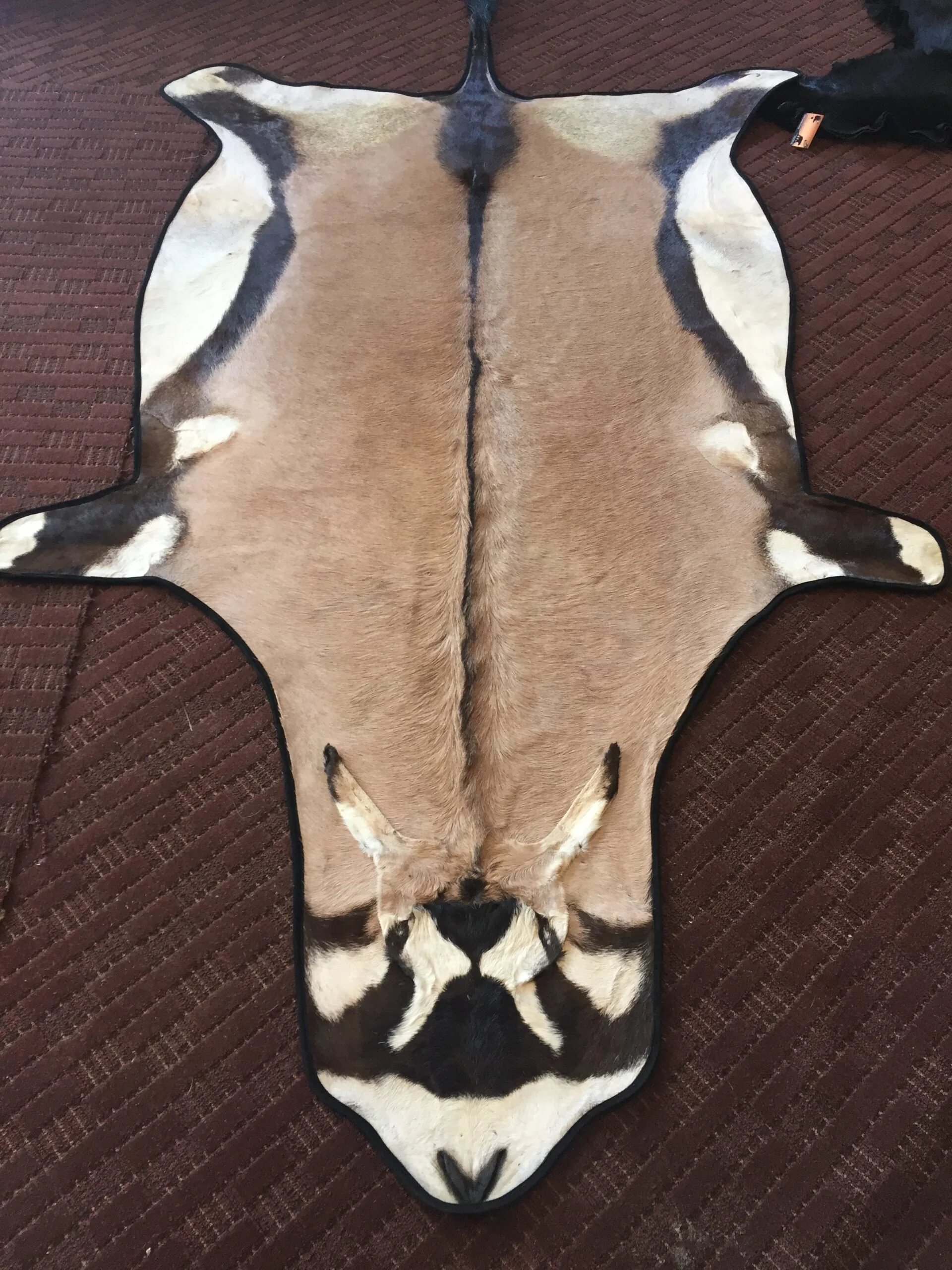 Standard flat rug with flat face and suede binding. 