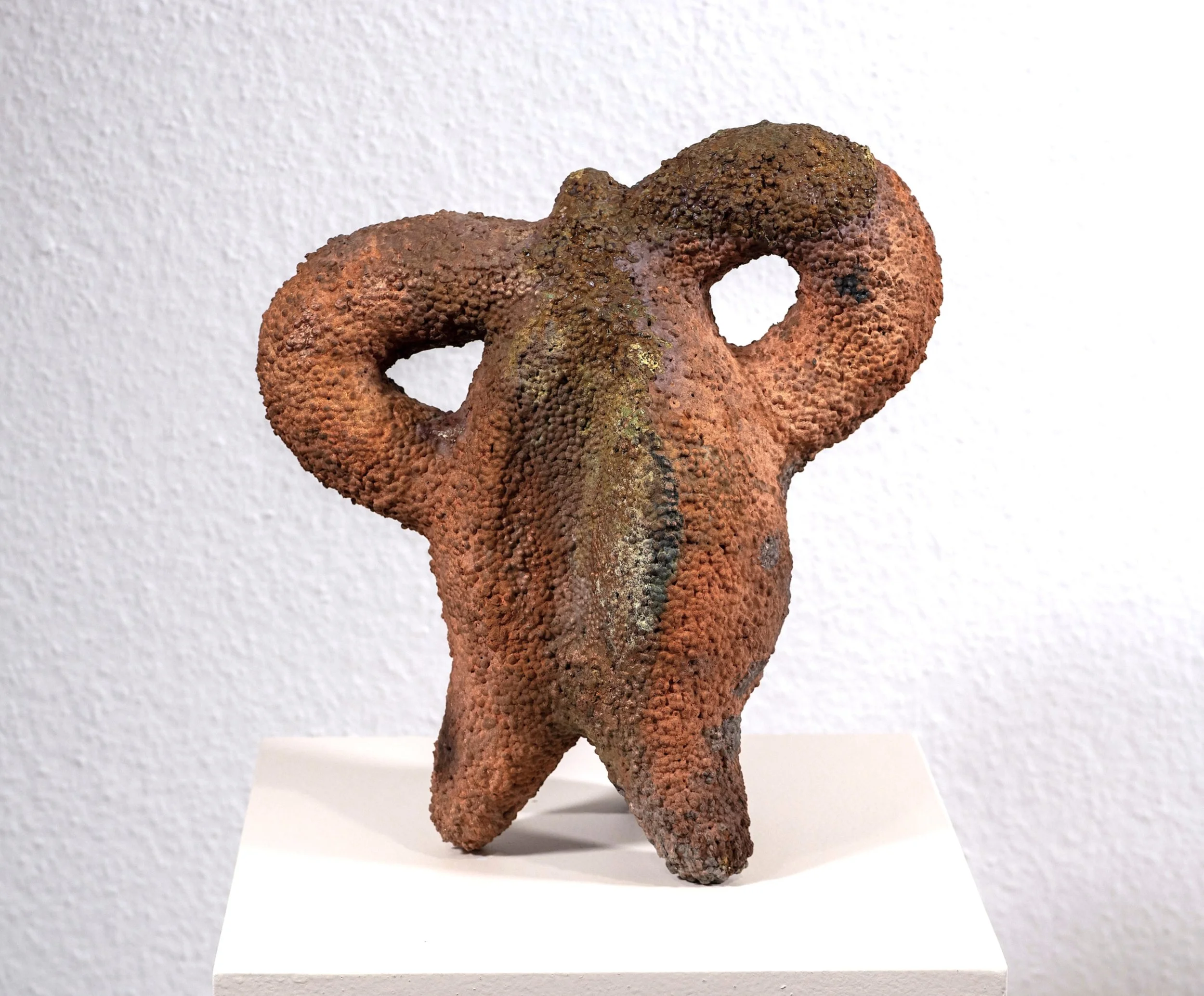 small alarm clock, wire, papier-mâché, wax, copper, millet, 21x18x16 cm, 2025, foto: H. Nowack 