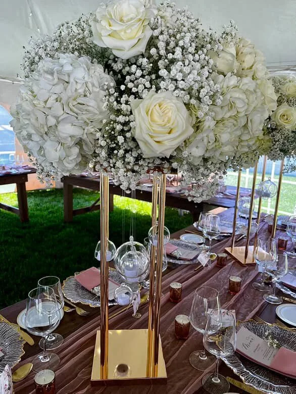 large white flowers on table scape.JPG