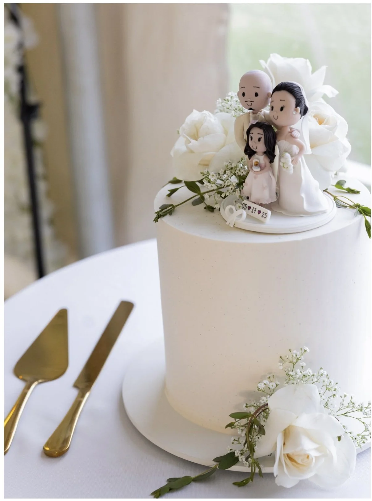 wedding cake with family figures.jpg