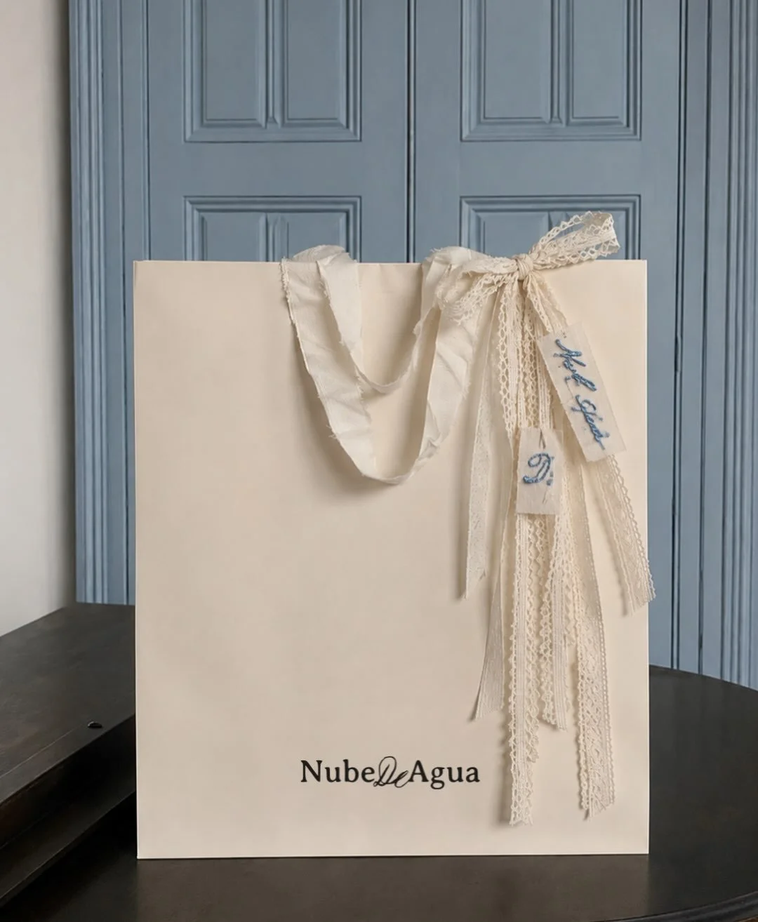Nube de Agua es un atelier especializado en smocking. 🪡🧵

Como parte de la estrategia de dise&ntilde;o, la identidad combina elementos tangibles y digitales para preservar la naturaleza f&iacute;sica de esta t&eacute;cnica y trasladar al entorno di