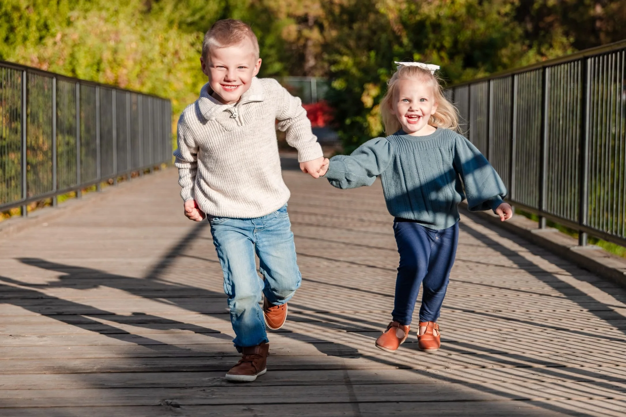 kids running family photographer post falls id