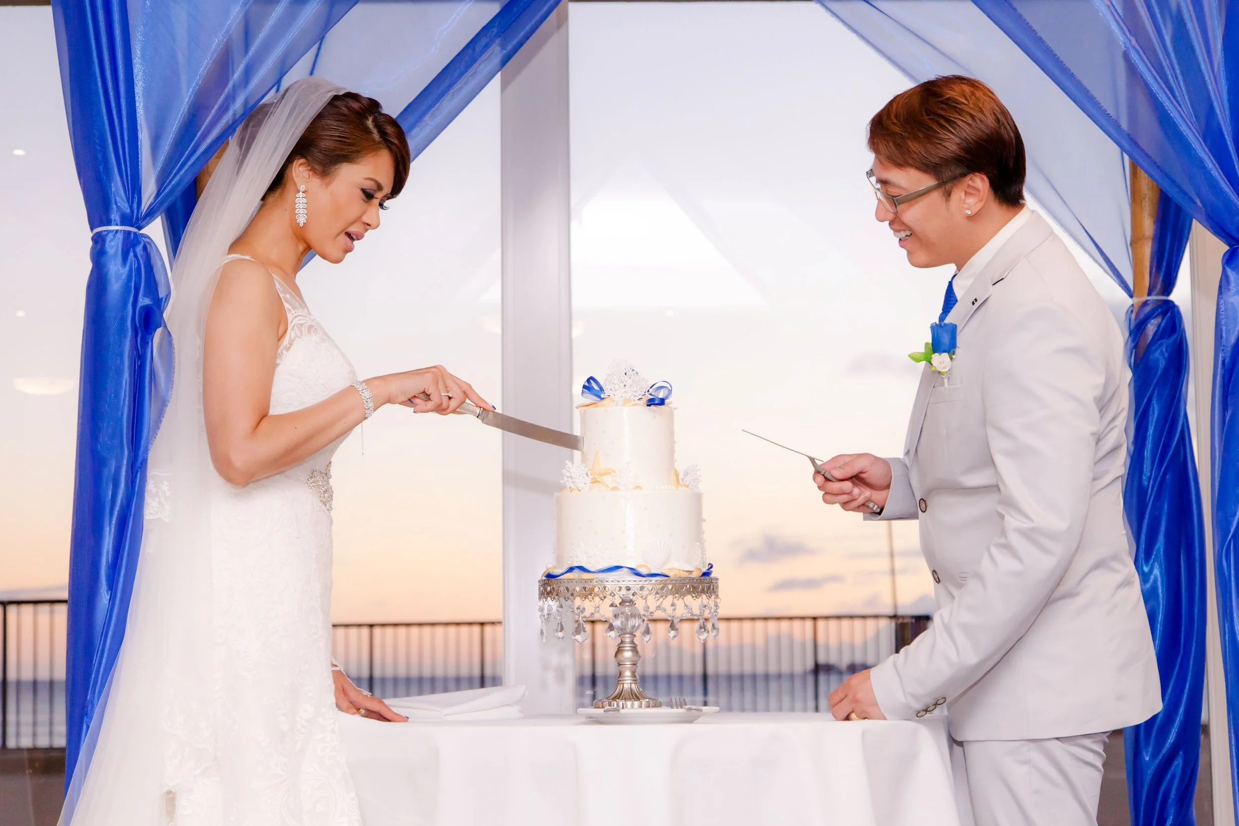 bride groom wedding cutting the cake