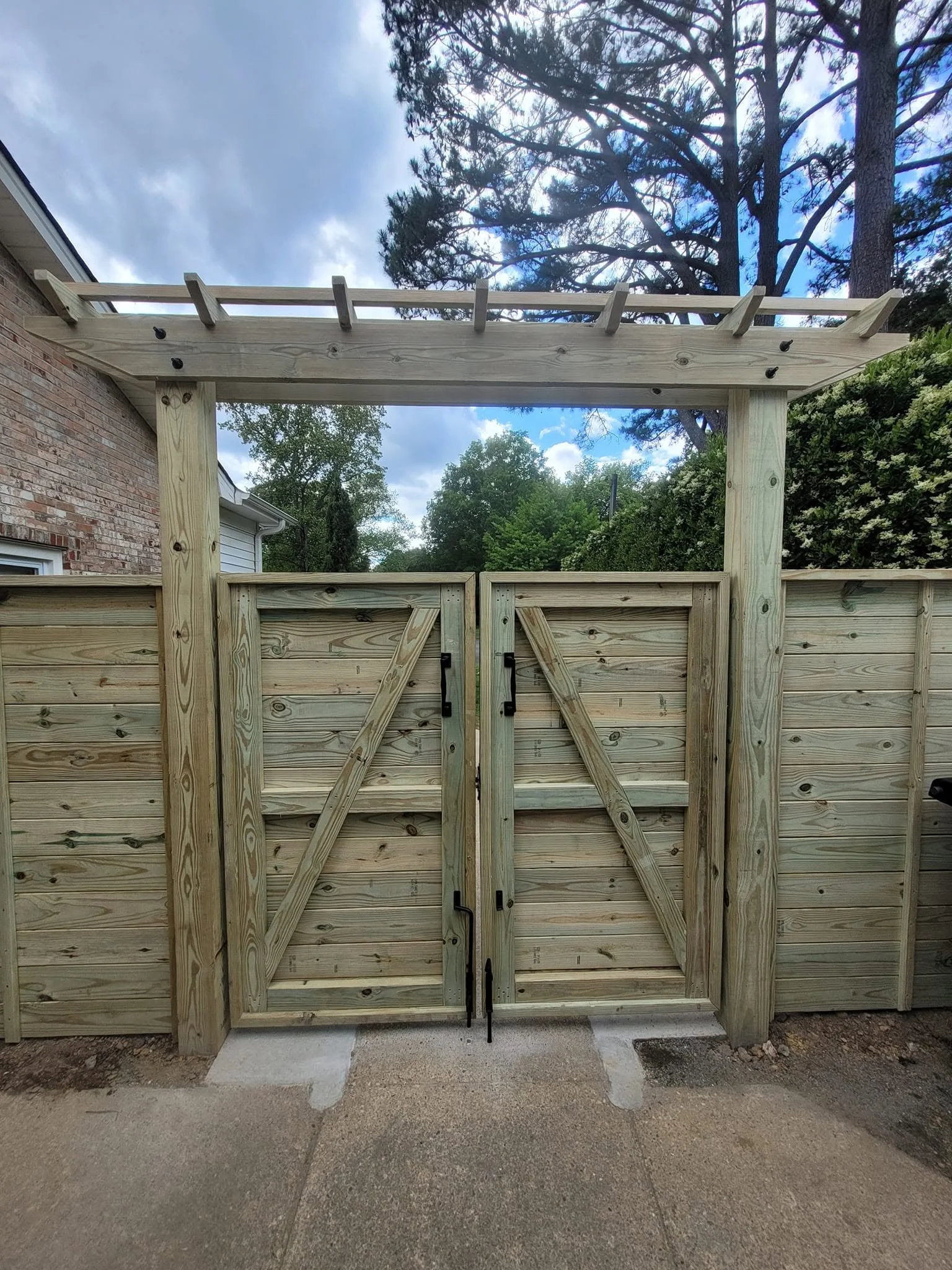 6' Horizontal Privacy Gates w/ Arbor