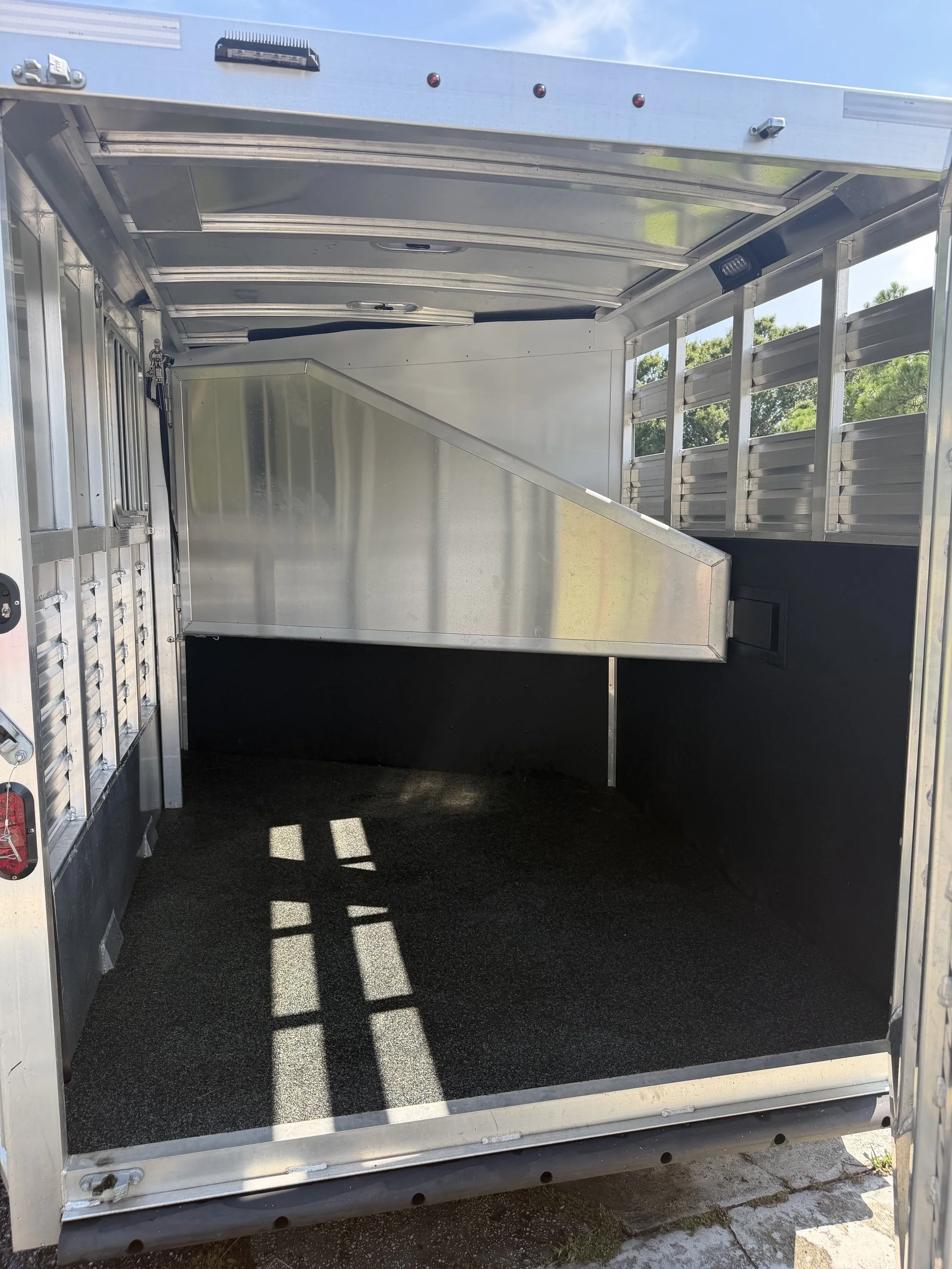 interior Exiss 2 horse slant load trailer