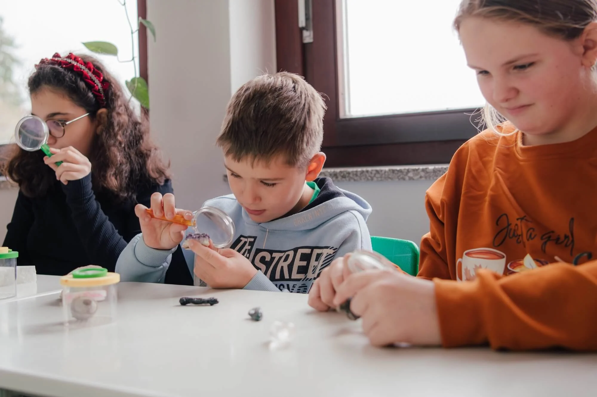 Schüler:innen des MINT-Zweigs der MS Kirchberg mit Lupe