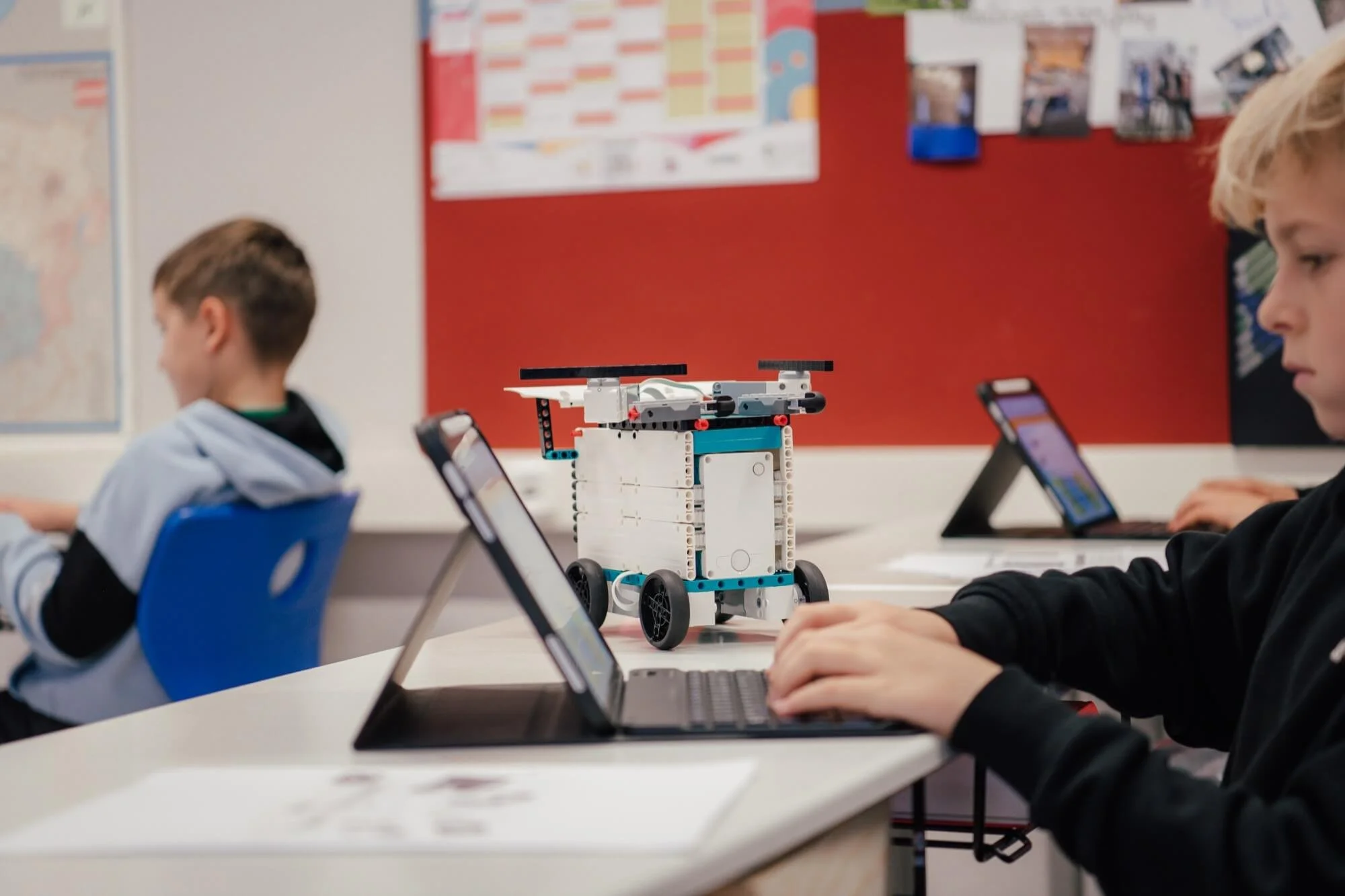 Schüler des Medienzweigs der MS Kirchberg am Tablet