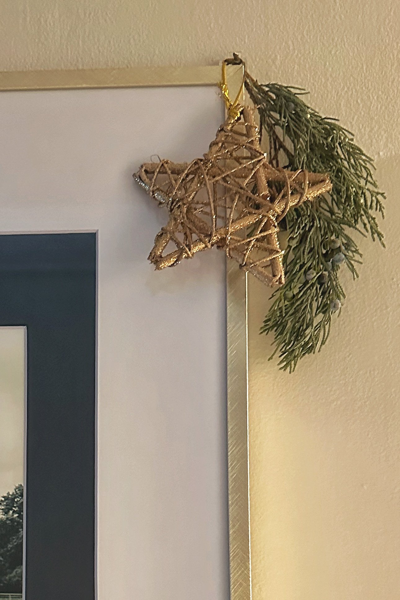 small-space_gold-star-frame-corner_DETAIL.jpg