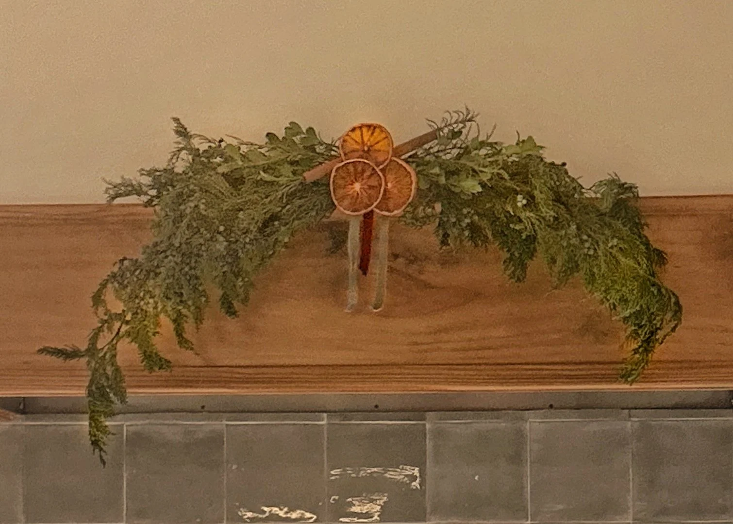 _WEB-ONLY_mantle_cedar-swag-orange-slices_SCENE.jpg