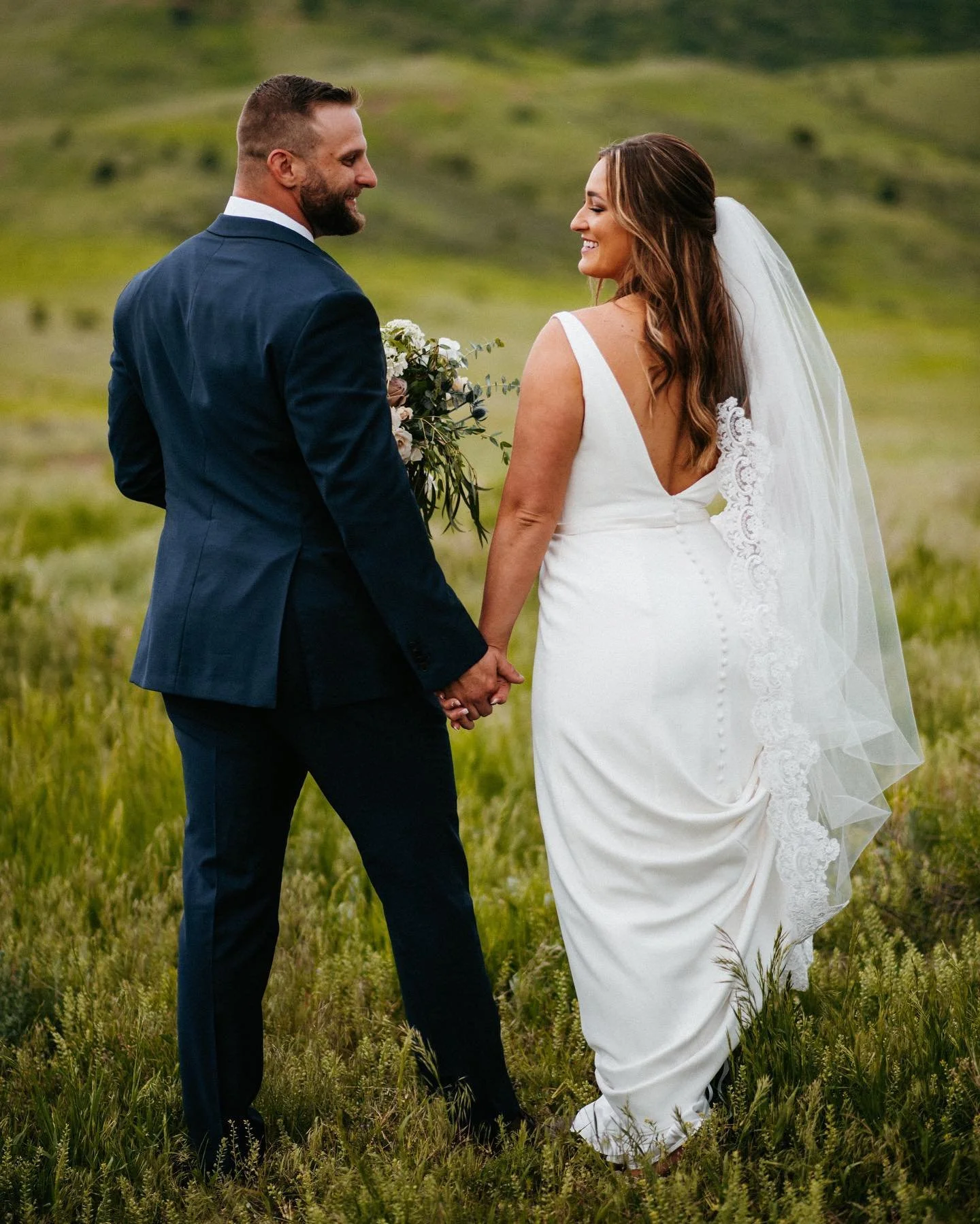 Happy Monday everyone! We hope everyone had a safe and fun Thanksgiving! 
We love these wedding shots 🤍

Photo: @mallorymunsonphotography 
Bride: @taylorgraves 
Groom: @kenbo_slyce 
Venue: @themanorhouseco 

#monday #wedding #weddingdress #bride #gr