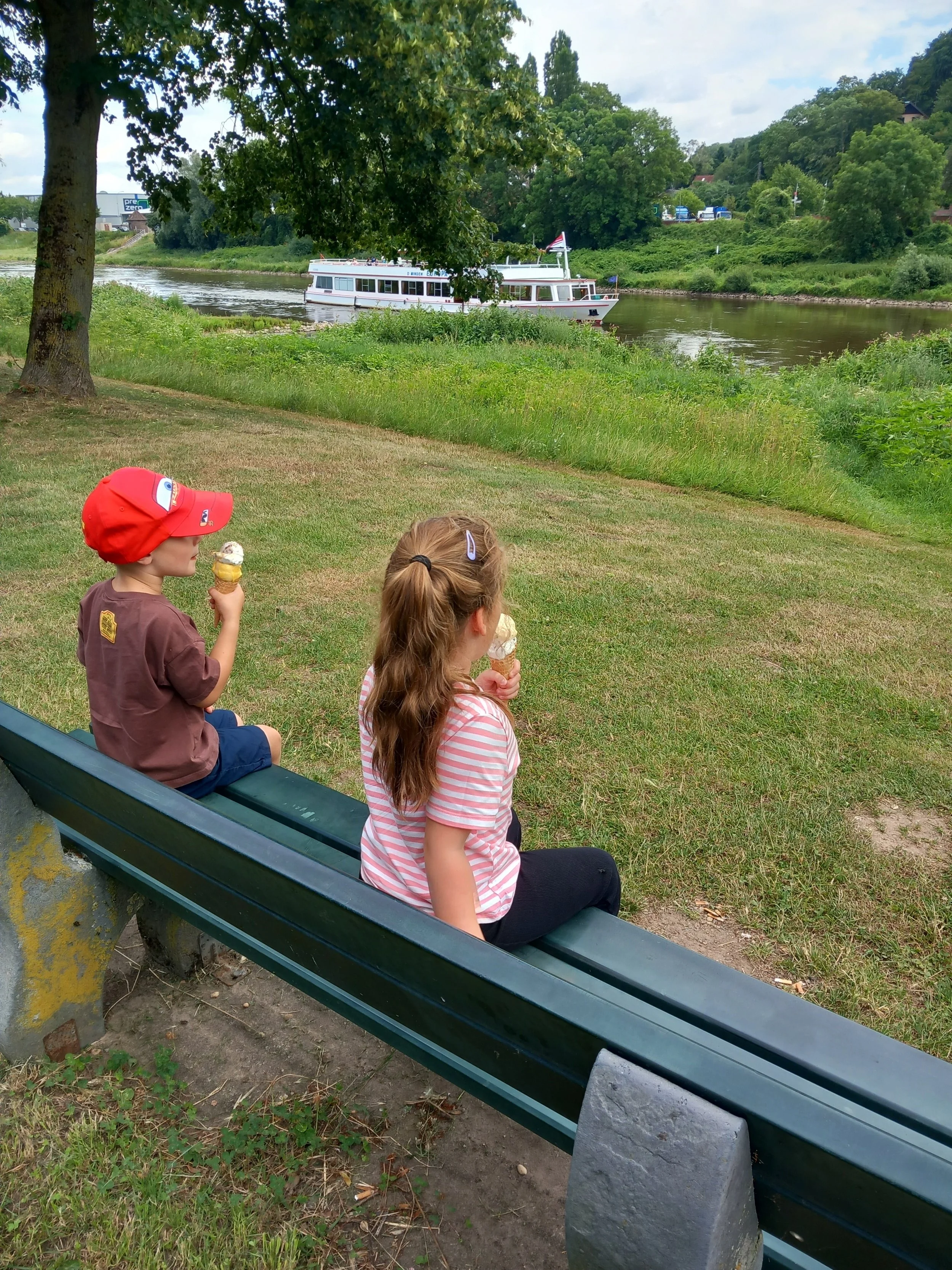 Liah und Joas mit Eis am Westertreff Minden Porta Westfalica