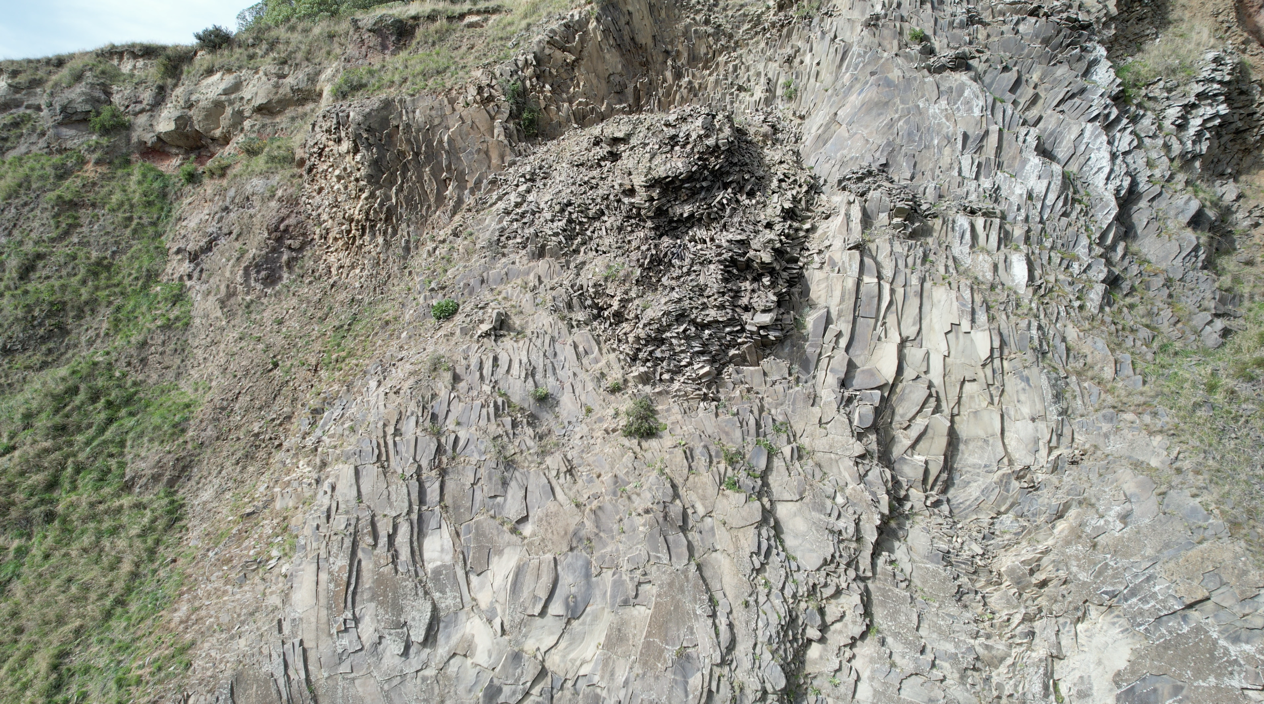 Close look at the stone layers and rock at Halswell Quarry