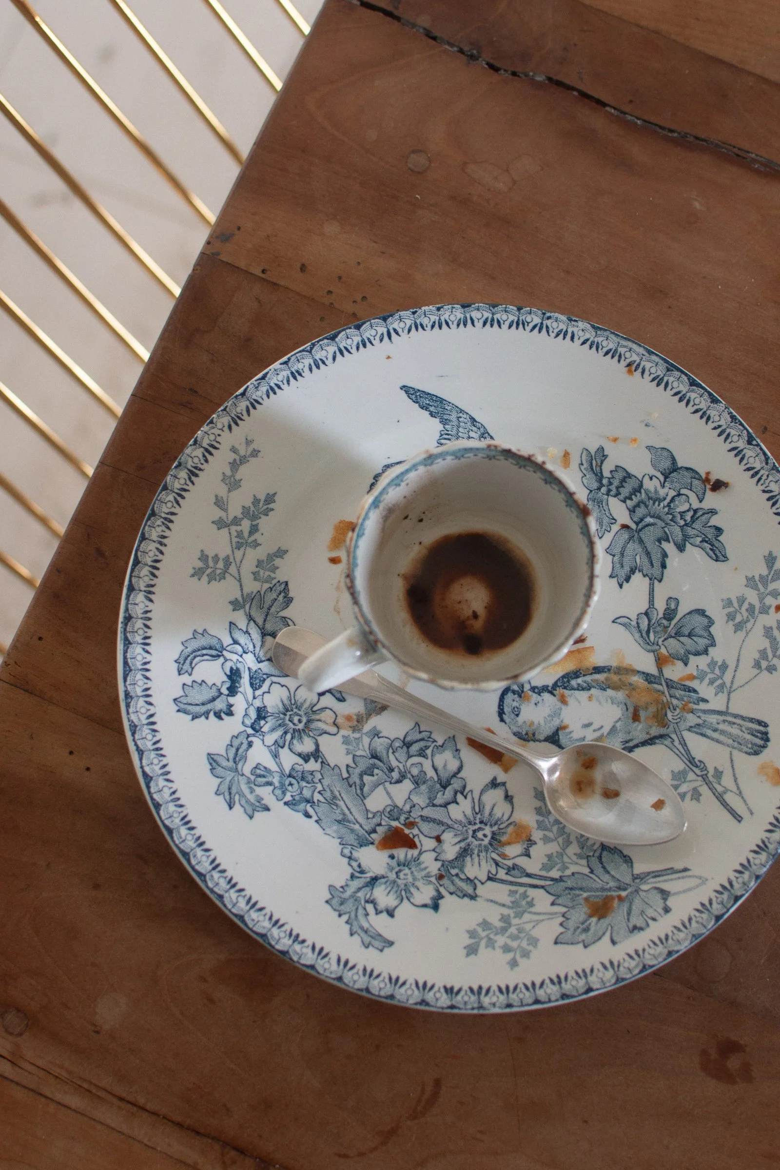 Vaisselle ancienne terre de fer sur une table de petit-déjeuner — DIX-HUIT