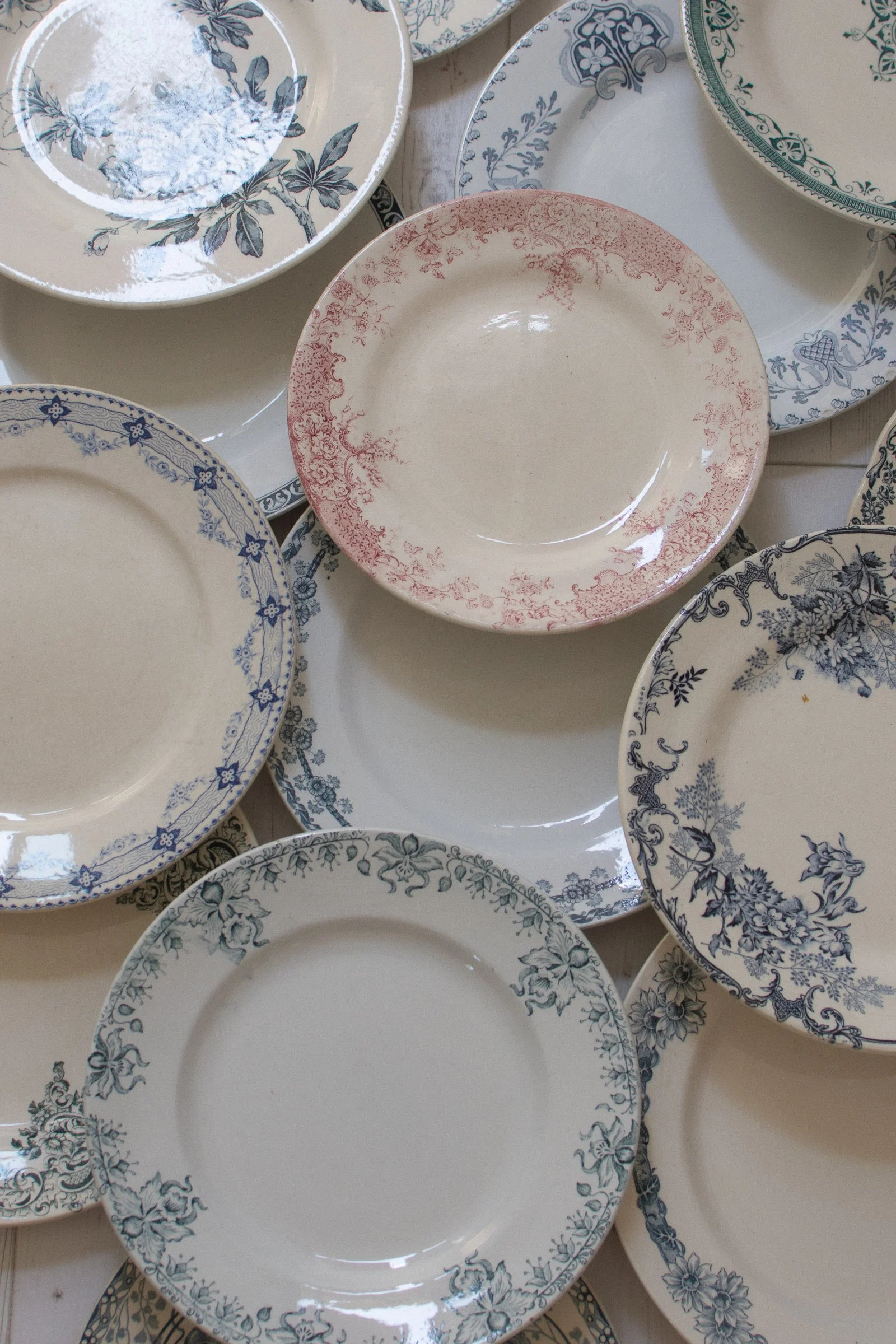 Assiettes anciennes terre de fer dépareillées aux décors fleuris — DIX-HUIT