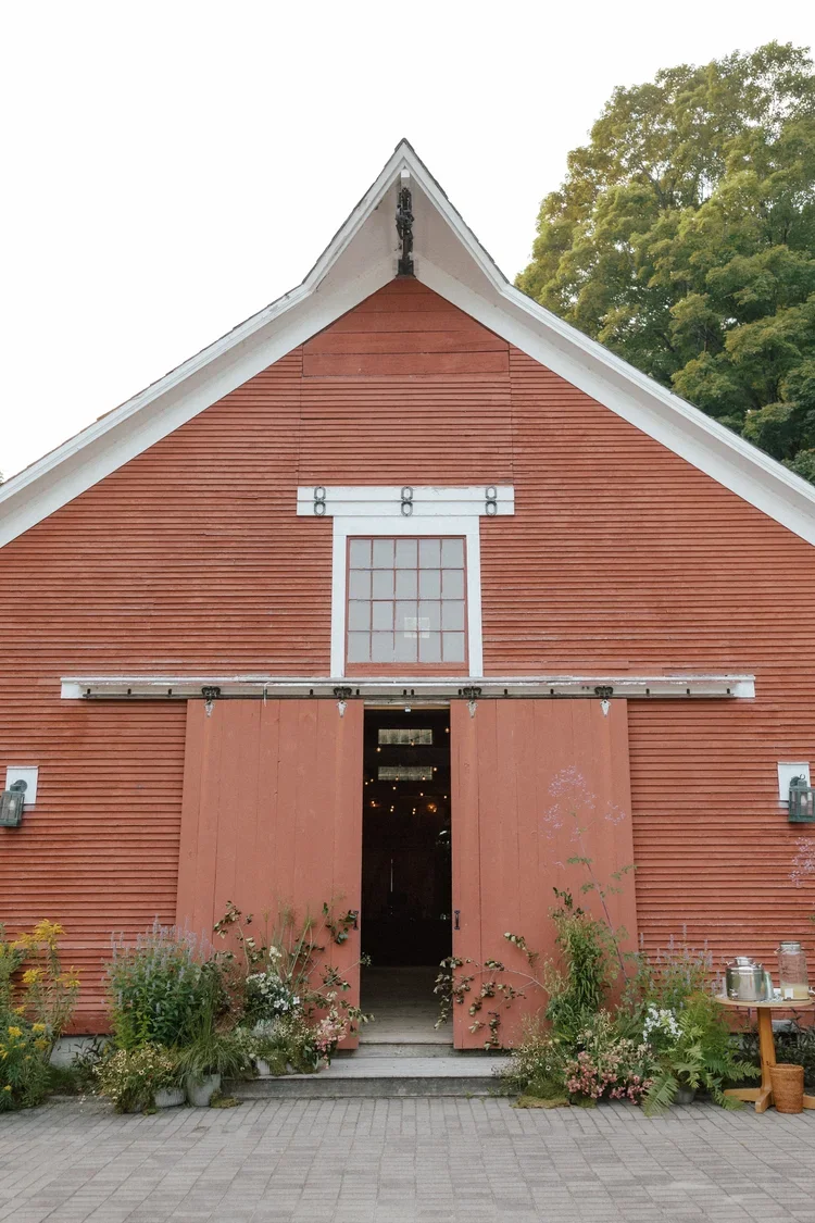 luna-munn-photography-vermont-wedding-the-tillerman-noah-lee2316.webp