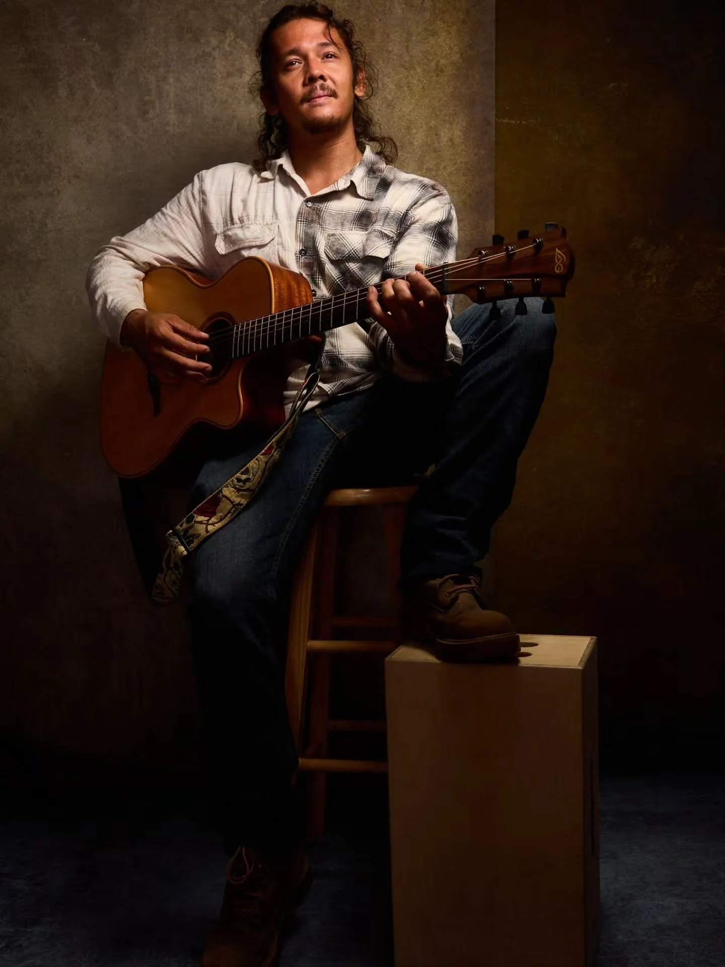 I asked @joley_oley  if I could do some portraits of him with his guitar. I'm grateful for him giving my the opportunity.