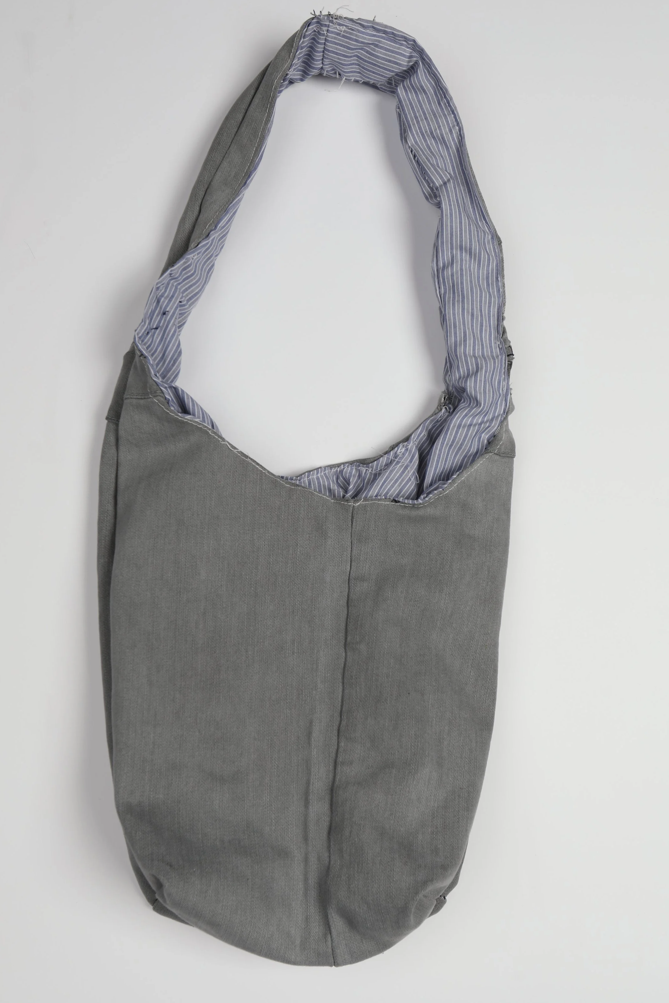back+of+gray+bag.png