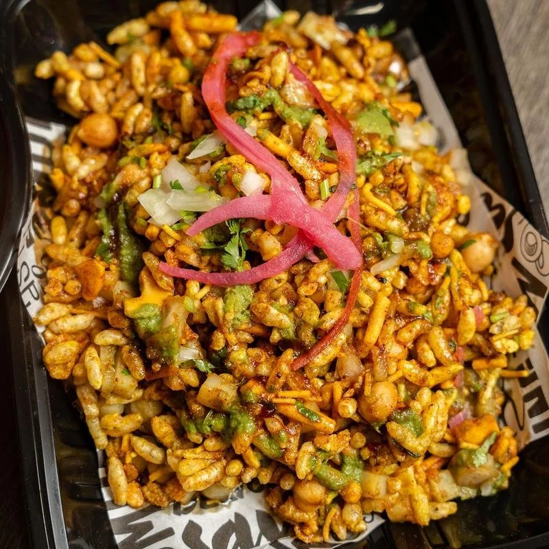 Mixture of crunchy puffed rice, crispy chickpea noodles, mint and tamarind chutney, mixed with potatoes onion in fresh lime juice. | Vegetarian
