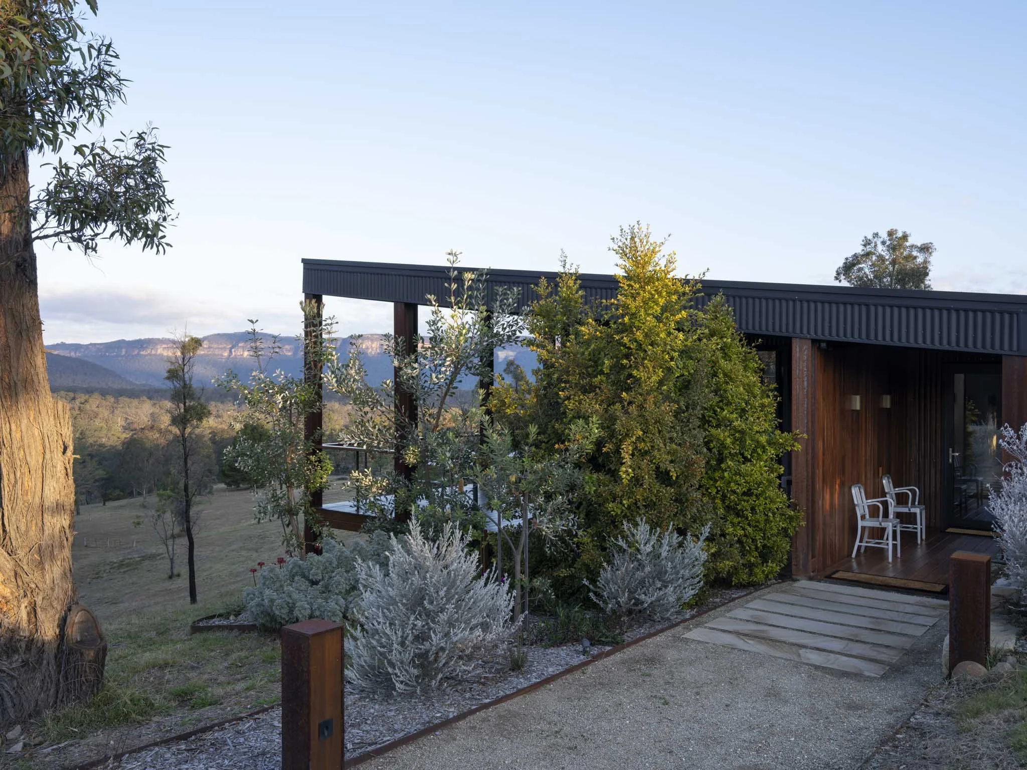 Five Songs Retreat, guest entrance and beautiful Megalong Valley views beyond. Surrounded by Blue Mountains National Park and wildlife. #CountryEscape #EpicViews #MegalongValley #GreaterSydney #BlueMountains #RoomWithAView