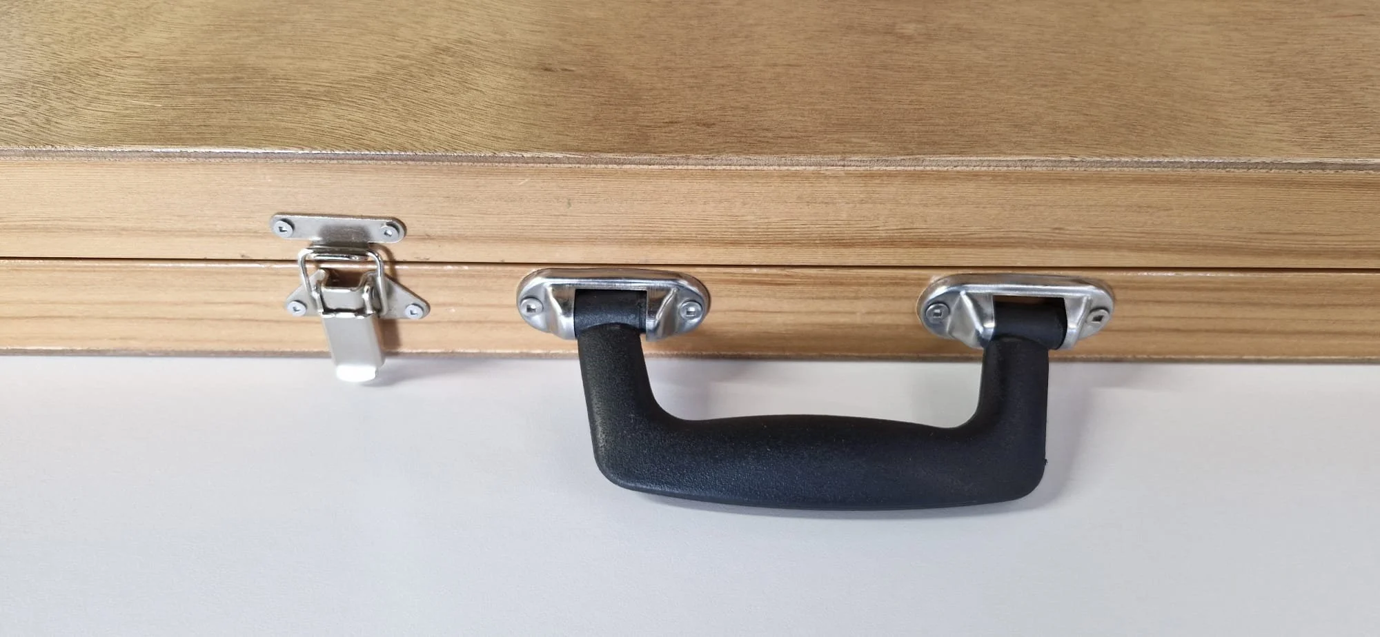 Close up of handle and latch.jpeg