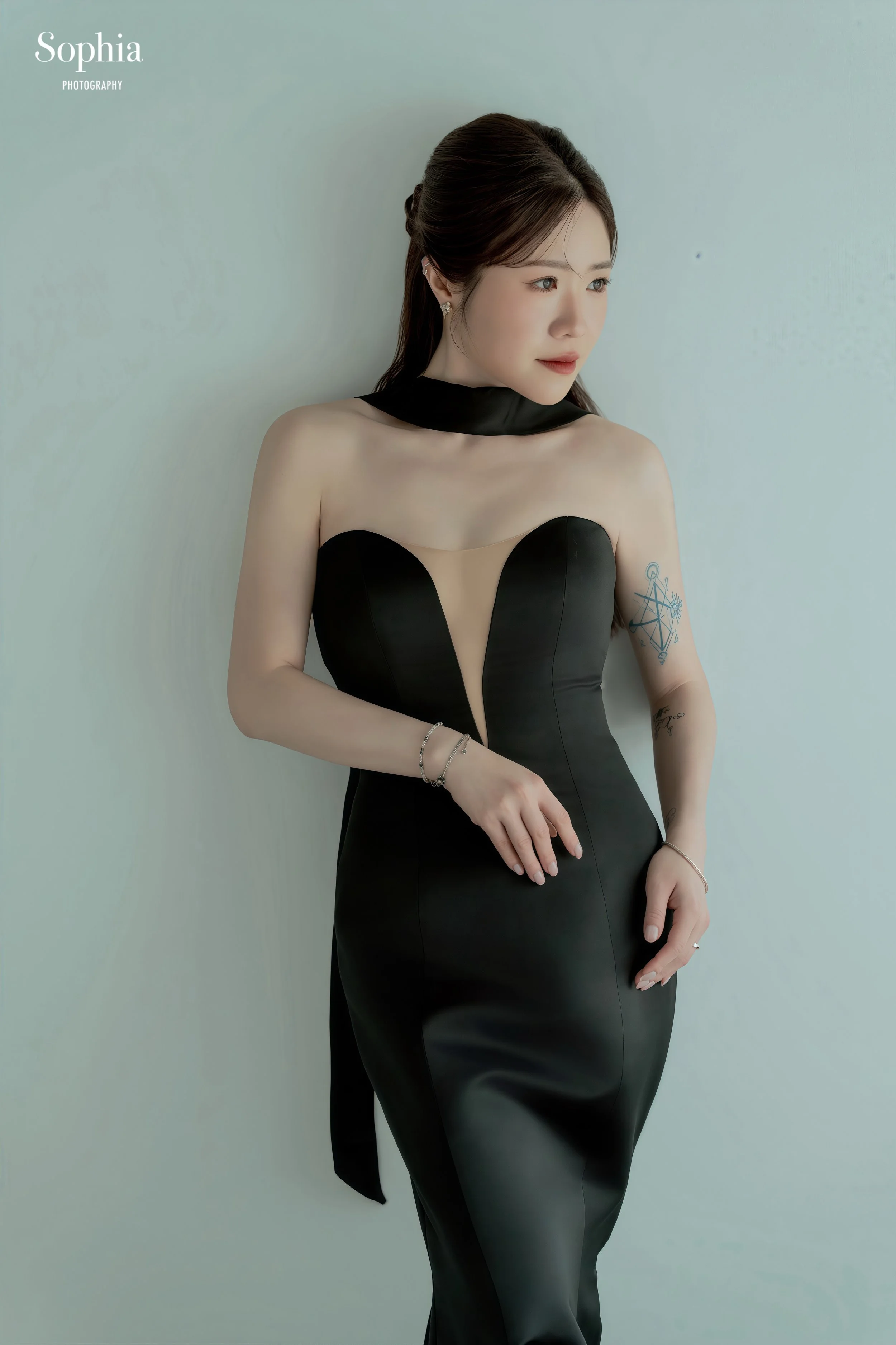 棚拍新娘人像，新娘穿著黑色禮服呈現簡約時尚婚紗造型