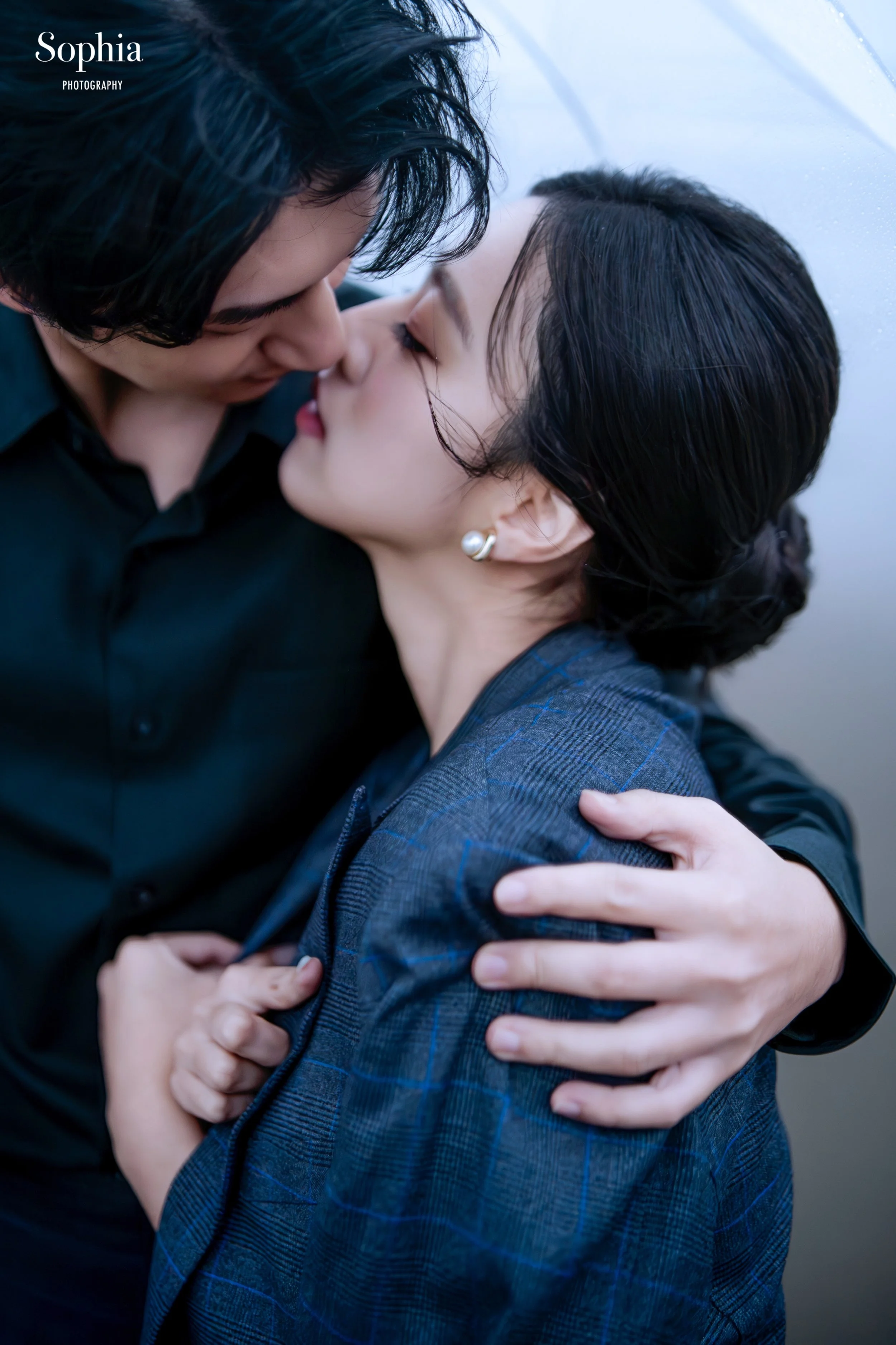 海邊婚紗攝影，新人擁抱親吻的自然紀實婚紗照