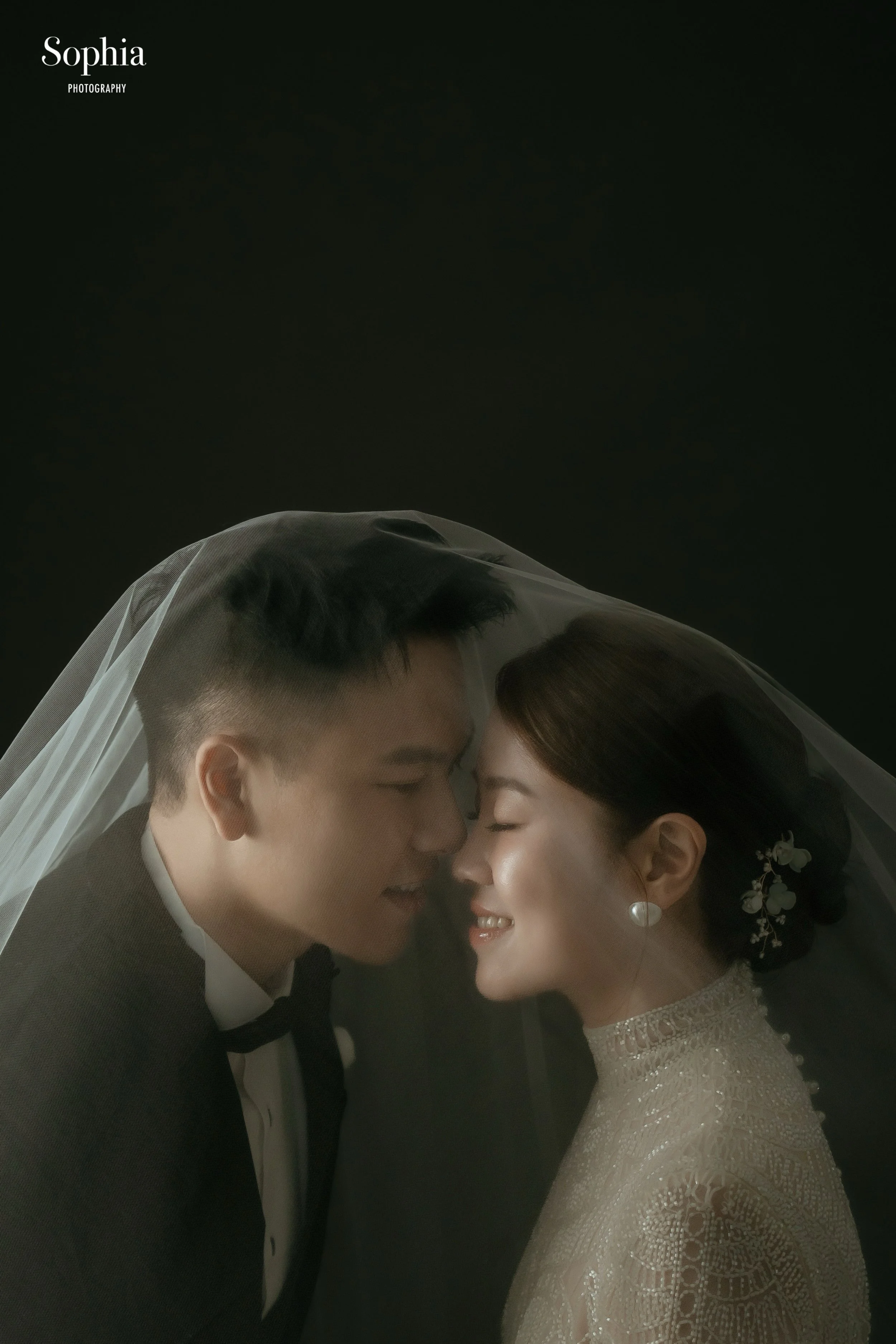 情緒感婚紗攝影，新人在頭紗下靠近彼此的浪漫婚紗特寫