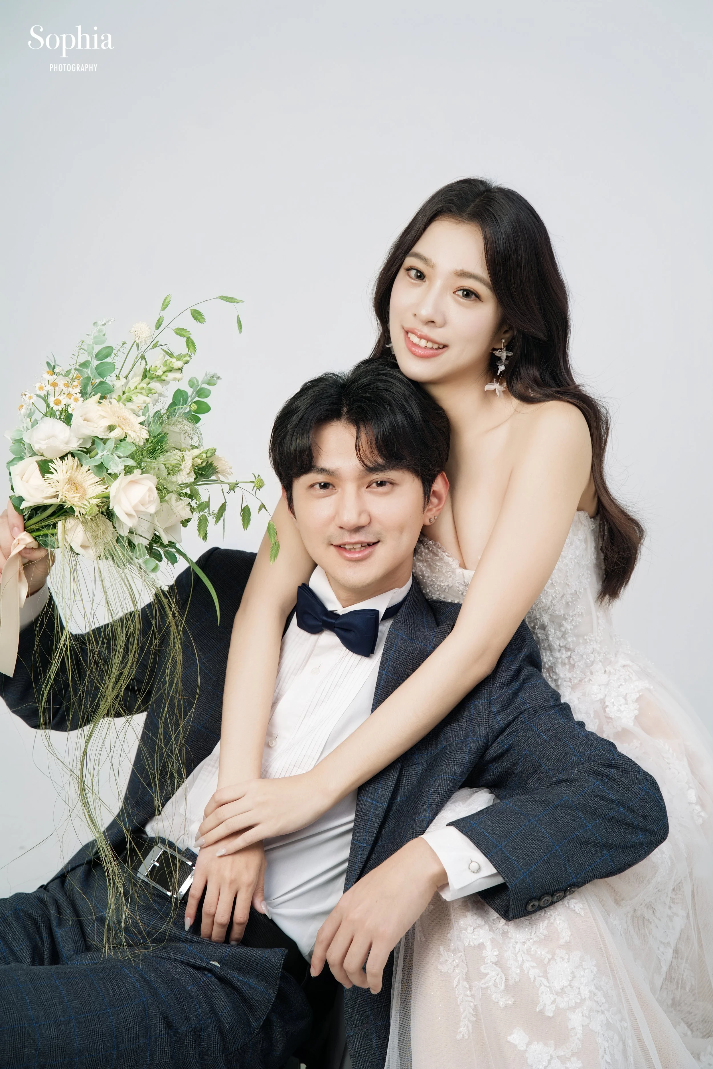 棚拍婚紗攝影，新娘穿著蕾絲白紗與新郎自然互動合照