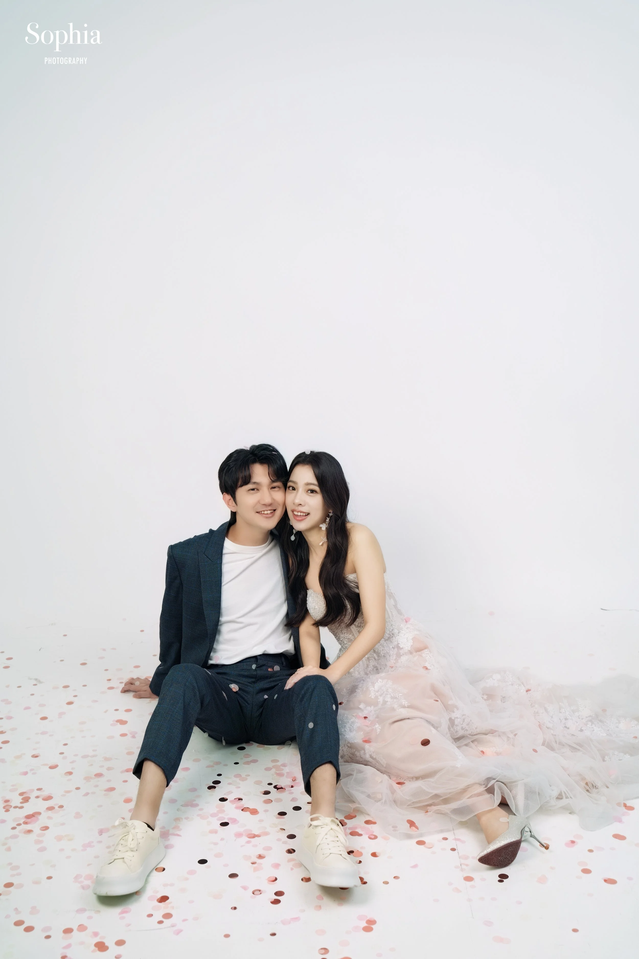 自然風格棚拍婚紗，新人坐姿互動的簡約婚紗照
