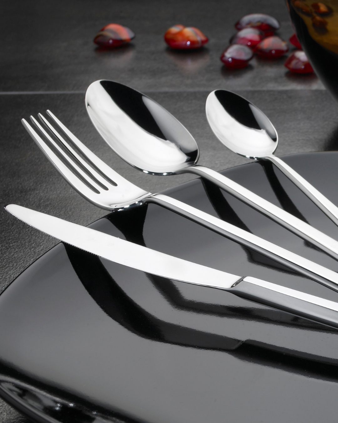Cutlery set with knives, forks and spoons for everyday dining.
