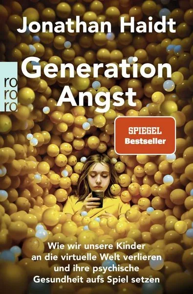Buchcover mit dem Titel 'Generation Angst' von Jonathan Haidt, zeigt eine junge Frau, die in einem Ballbecken mit gelben, blauen und weißen Bällen ein Smartphone hält.